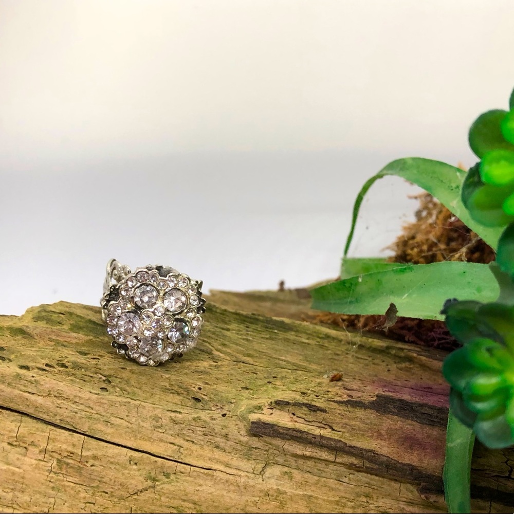 New adjustable ring with crystal center